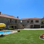 4 Bedroom Front In Raxo